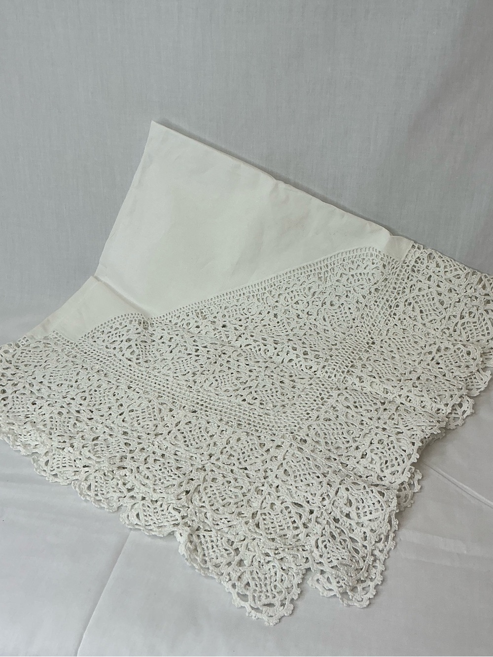 2035 - White Crochet Lace - Delicate Handcrafted Detail